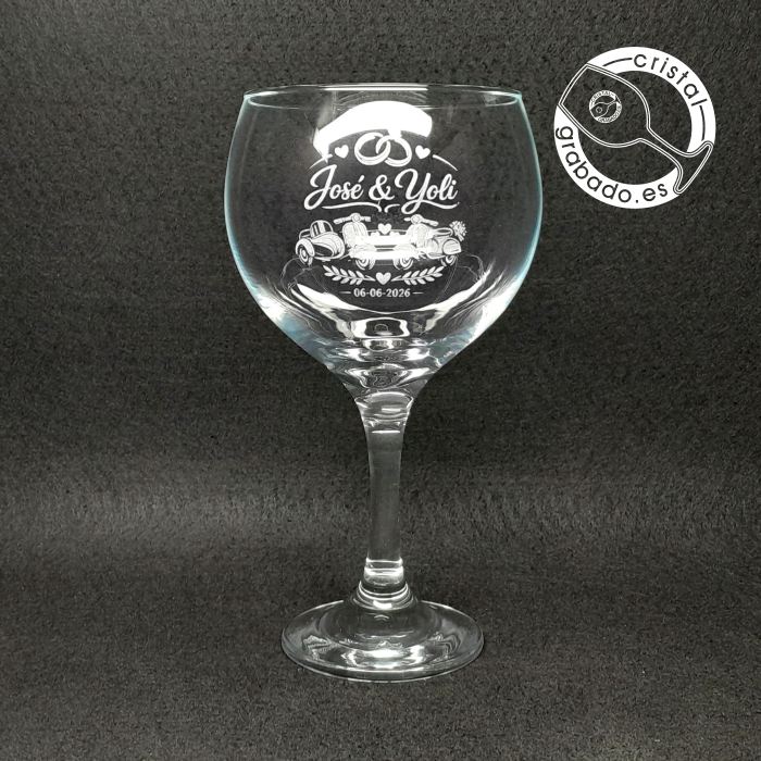 Copa gin tonic grabada con dibujo original de vespa para boda